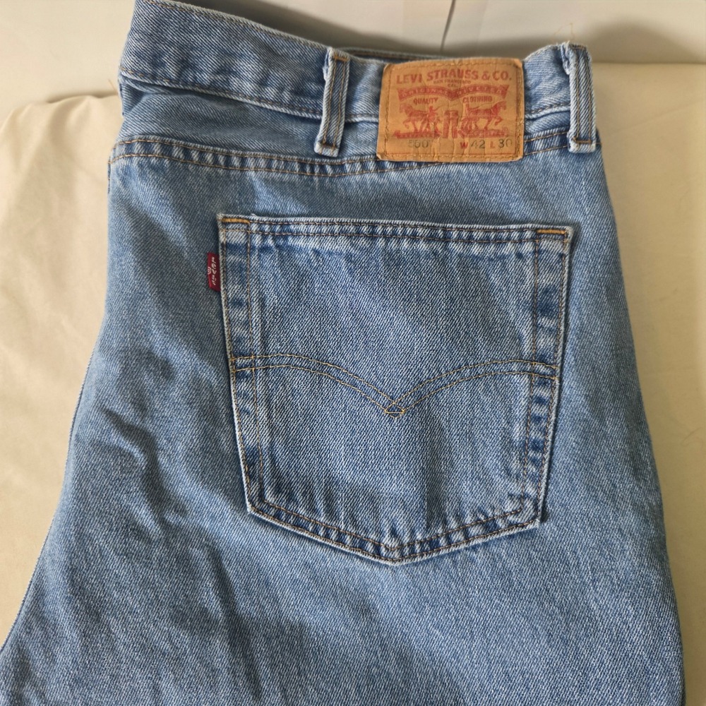 Levis 550 Relaxed Fit Tapered Leg Light Wash Blue Denim Jeans Mens W42 L30 read!